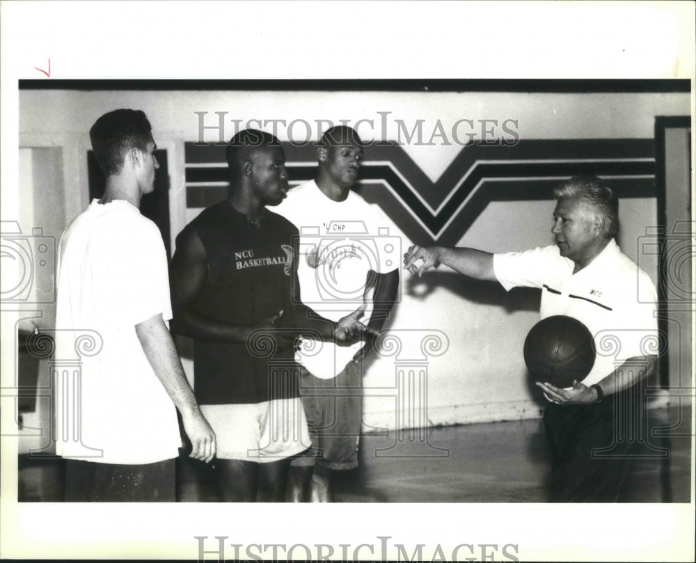 1993 Press Photo National Christian basketball coach Gilbert Perez and players- Historic Images