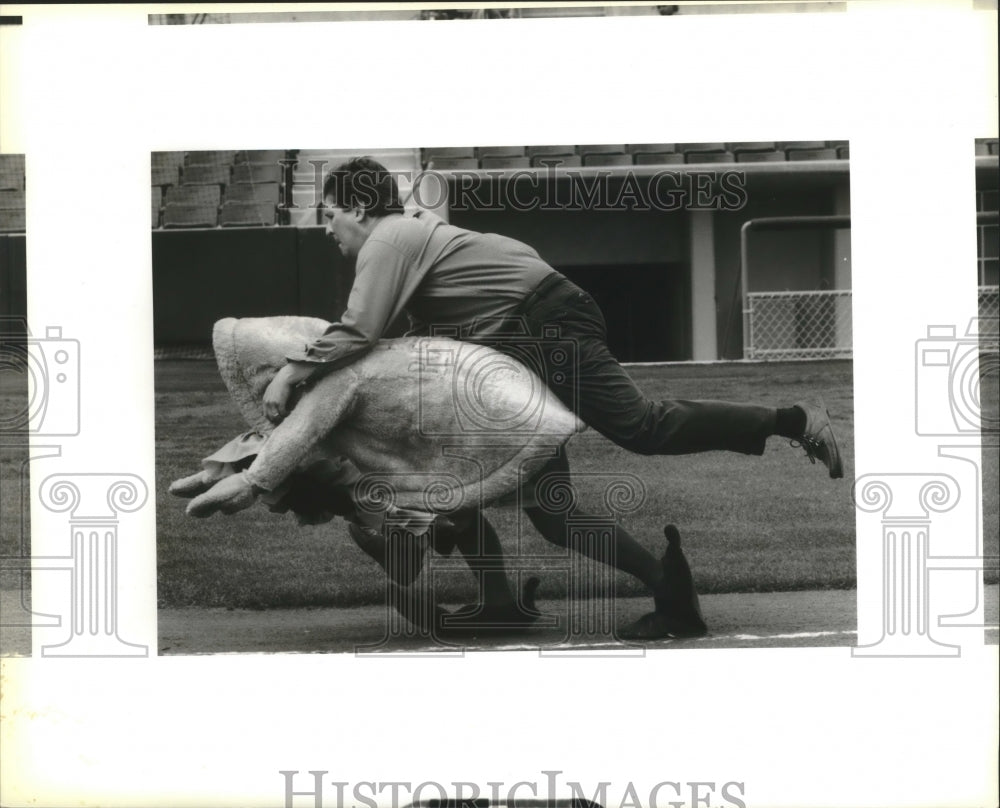 1994 Press Photo Puffy Taco is tackled by San Antonio Missions AGM Dave Oldham- Historic Images