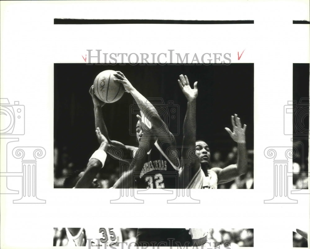 1993 Press Photo Southwest Texas and Texas-San Antonio play college basketball- Historic Images