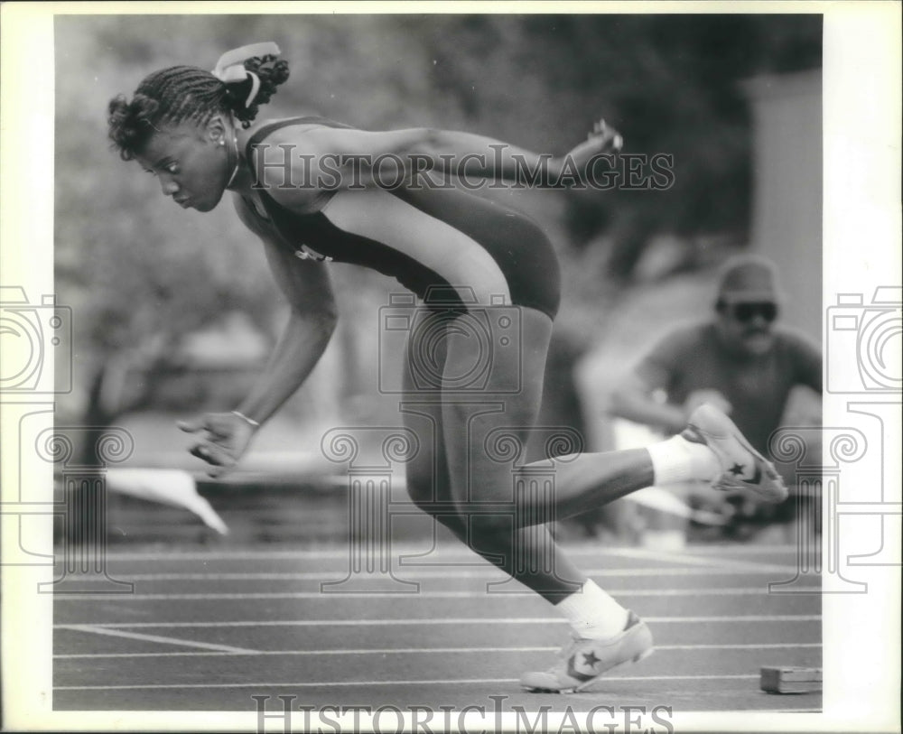 1989 Press Photo UTSA&#39;s Rosalyn King at start of 400m dash - sas02568- Historic Images