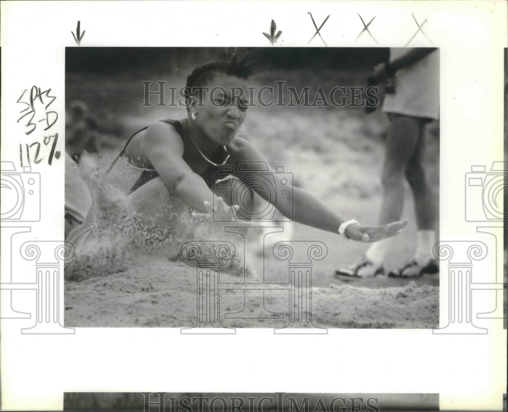 1989 Press Photo Chellane Jackson, UTSA unattached, in the long jump, UTSA track- Historic Images