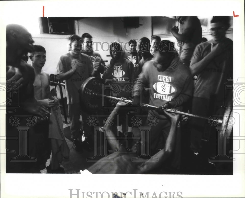 1993 Press Photo Cuero varsity football team lifts weights, Cuero, Texas- Historic Images