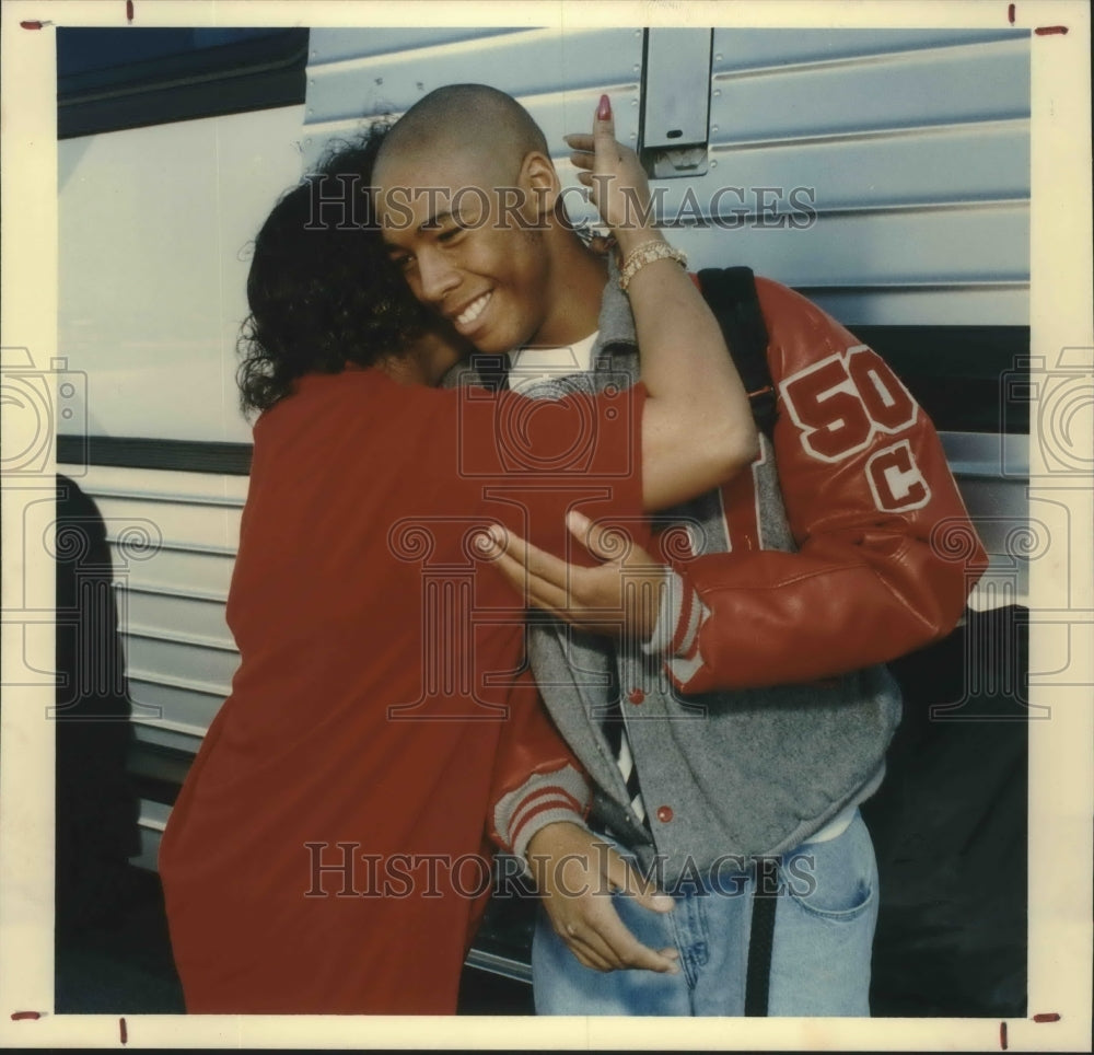 1993 Press Photo Michael Breckenridge, gets hug from his mom, Judson High- Historic Images