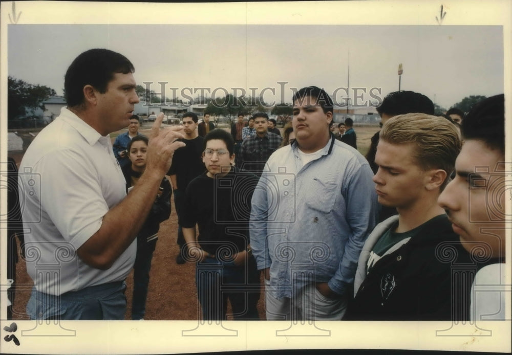 1993 Press Photo Students came out of Edison High School to the football field- Historic Images