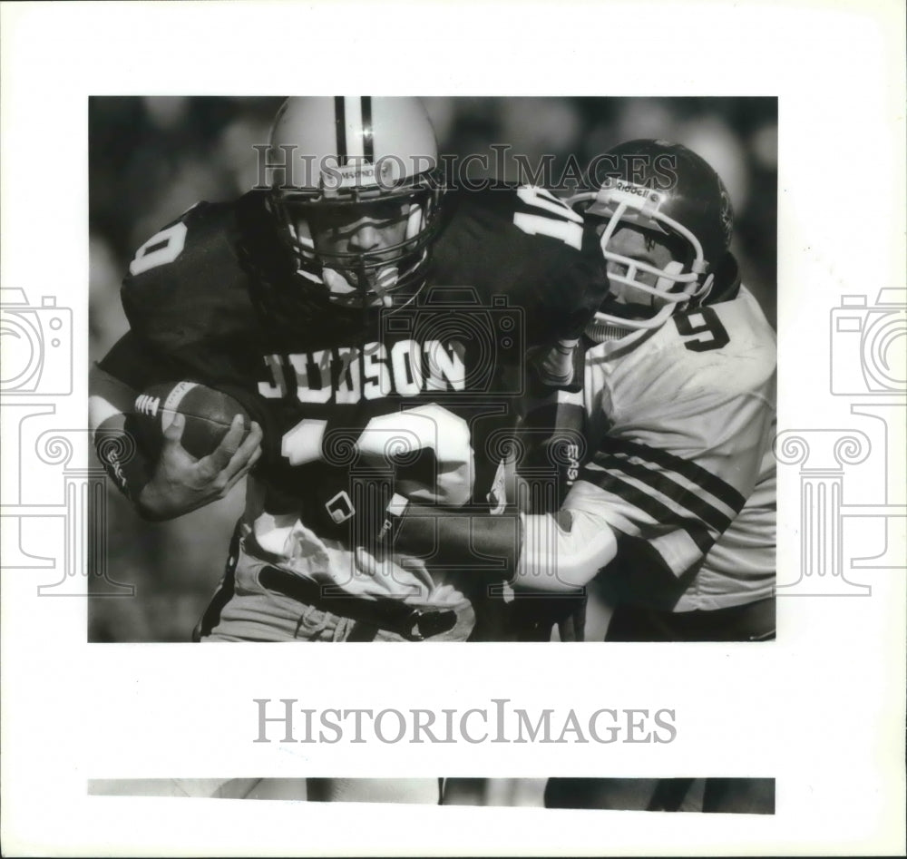 1993 Press Photo Hale fights for yardage while Moreno holds on, Alamo Stadium- Historic Images