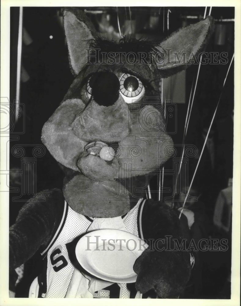 1989 Press Photo S.A. Spurs Coyote eats cookies, Central Park Mall - sas02721- Historic Images