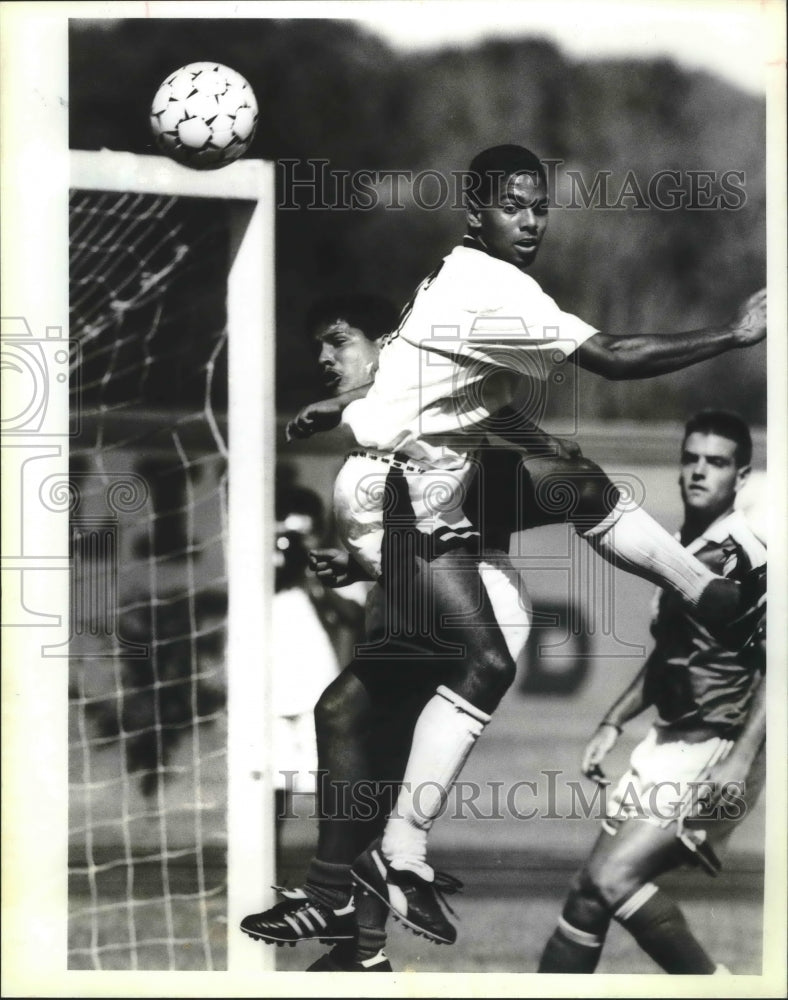 1990 Press Photo Incarnate Word and Texas Wesleyan play men's college soccer- Historic Images