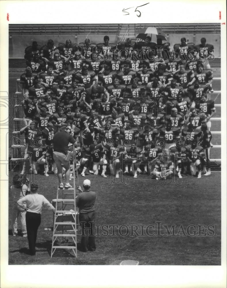 1988 Press Photo Southwest Texas football players form up for picture day- Historic Images