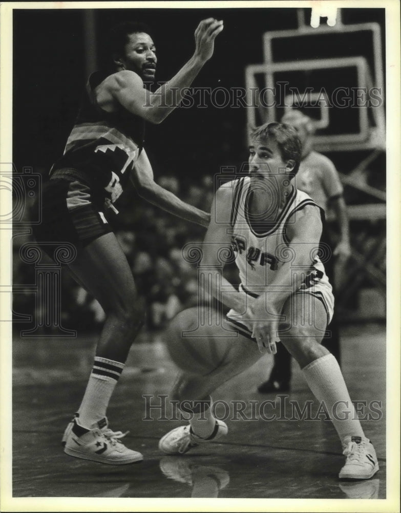 1985 Press Photo Spurs basketball guard John Paxson passes Mike Evans of Denver- Historic Images