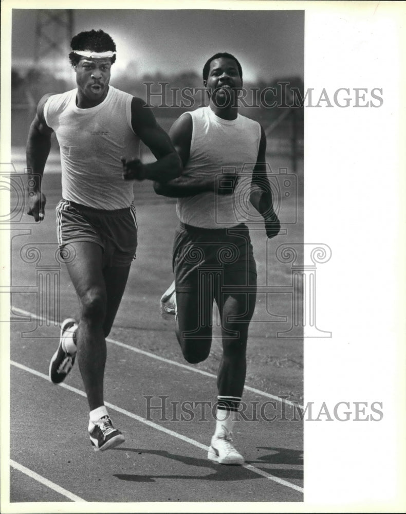 1984 Press Photo San Antonio Spur Gene Banks with Derrick Banks - sas02884- Historic Images