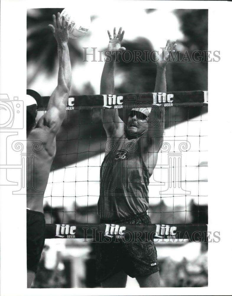 Press Photo Mike Whitmarsh, Volleyball - sas02988- Historic Images