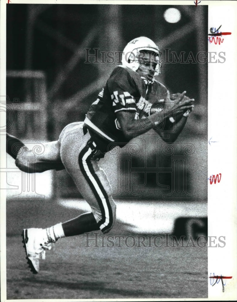 1990 Press Photo Chris Brasfield hauls in this touchdown reception in football- Historic Images