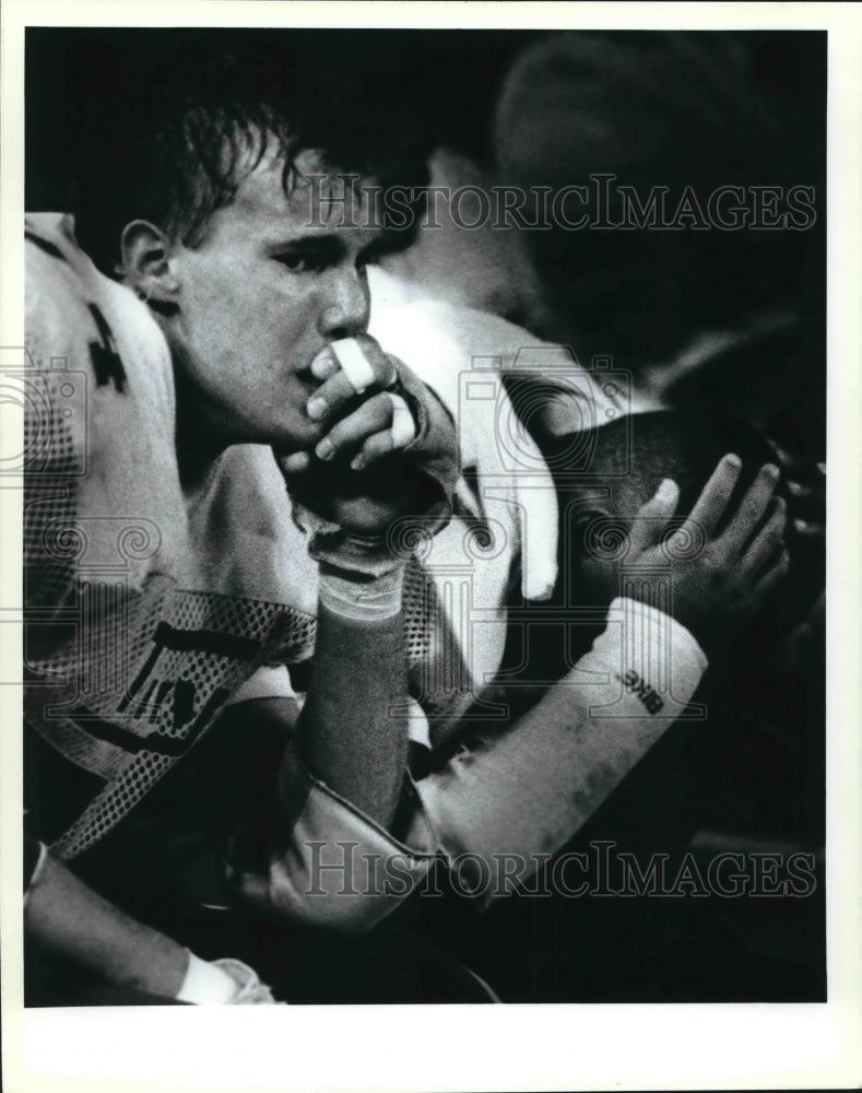 1988 Press Photo Football Player Matt McGuff reacts to playoff game, Astrodome- Historic Images