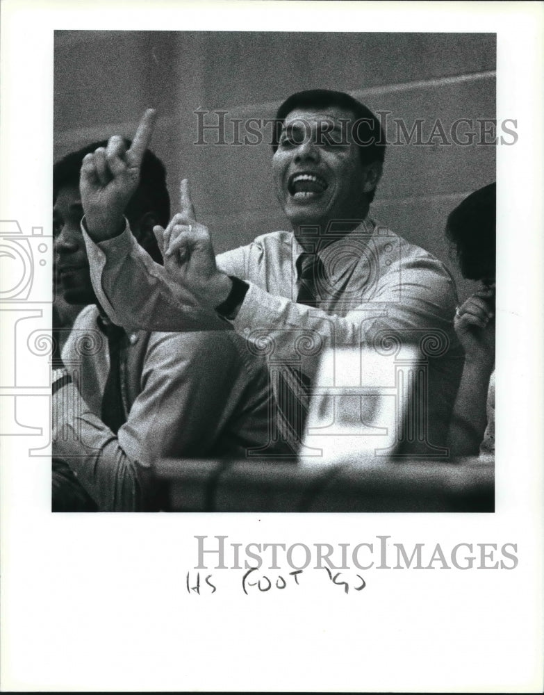 1990 Press Photo The Burbank High basketball coach during a game vs. Southwest- Historic Images