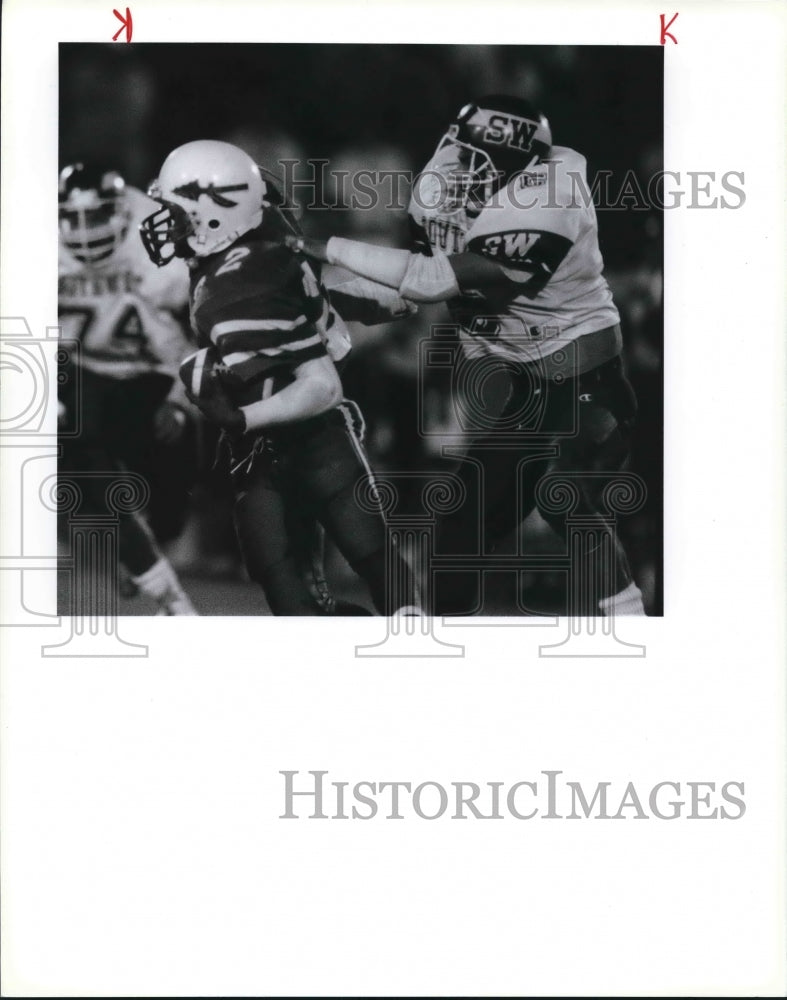 1990 Press Photo Football Players Vincent Yates and Roy Degollado at Game- Historic Images