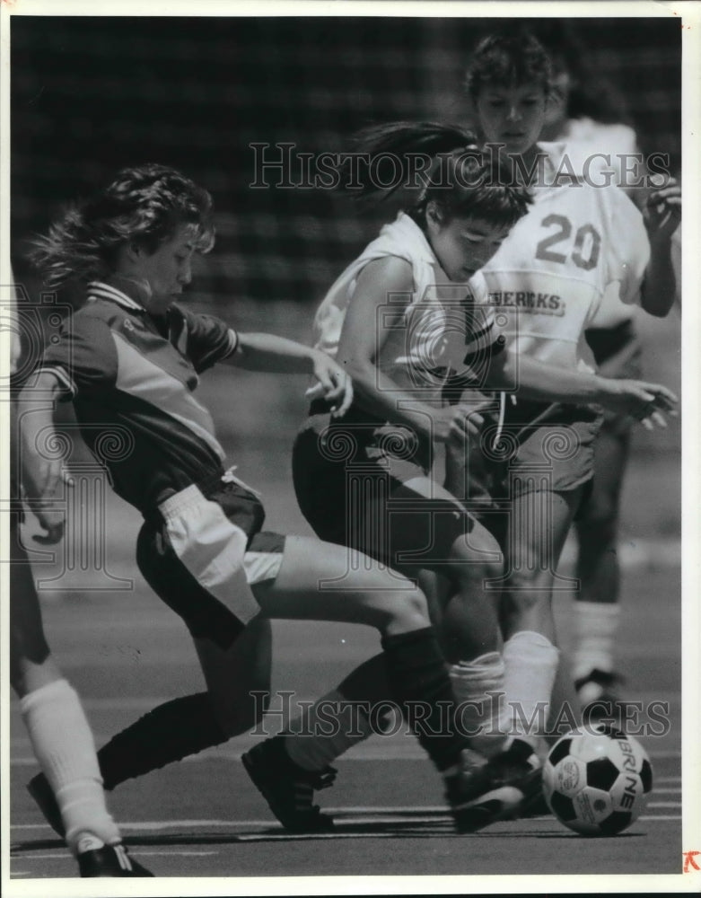 1989 Press Photo Emily Kirk battles with Plano&#39;s Janette Javet in Soccer game- Historic Images