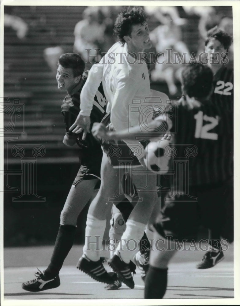 1989 Press Photo Carrollton&#39;s Jason Smith battles Selth Walters, Soccer game- Historic Images