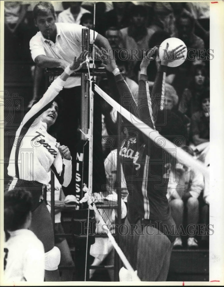 1985 Press Photo Laura Neugebaur, Texas Volleyball Player at California Game- Historic Images