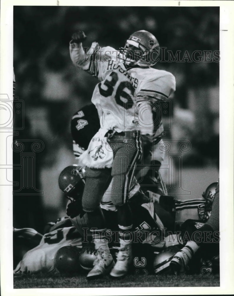 1989 Press Photo Ricky Guajardo Holmes celebrates, High School Football- Historic Images