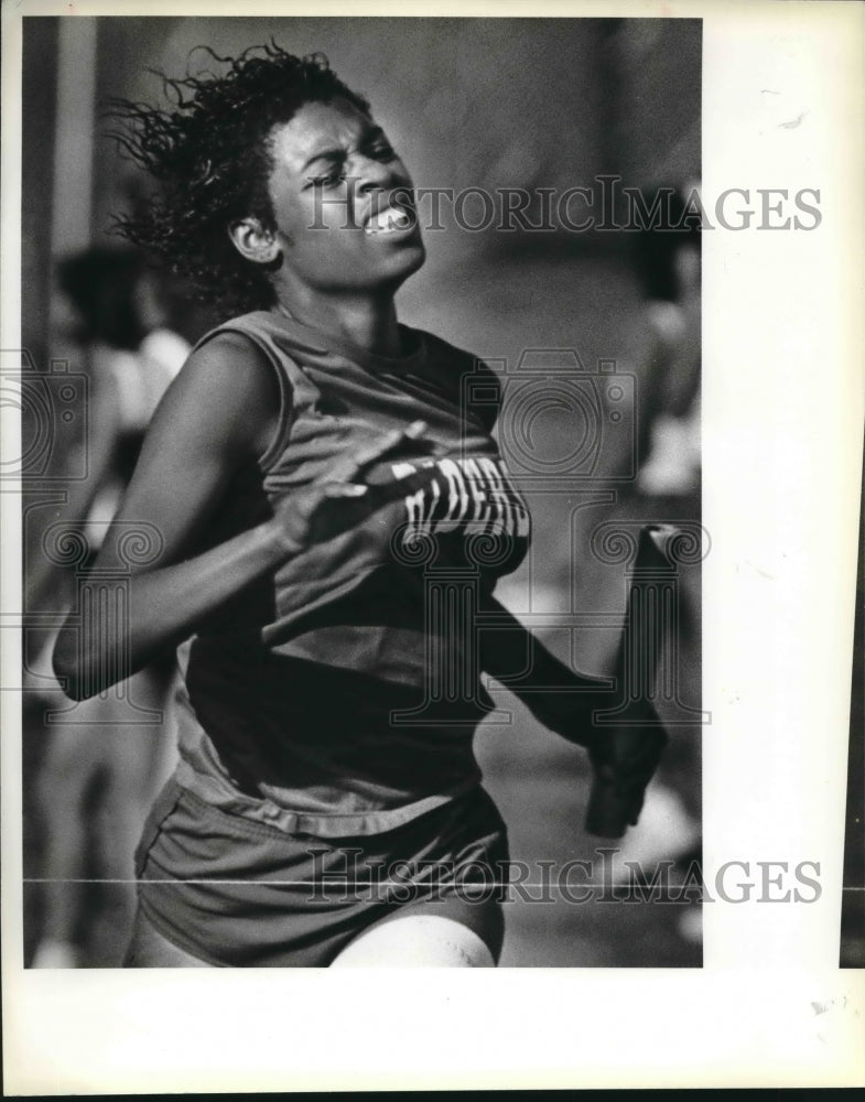 1984 Press Photo Jodell Bennett, Roosevelt High School Winning Track Runner- Historic Images