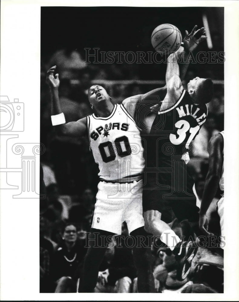 1992 Press Photo William Bedford, Spurs Basketball Player at Game with Pacers- Historic Images