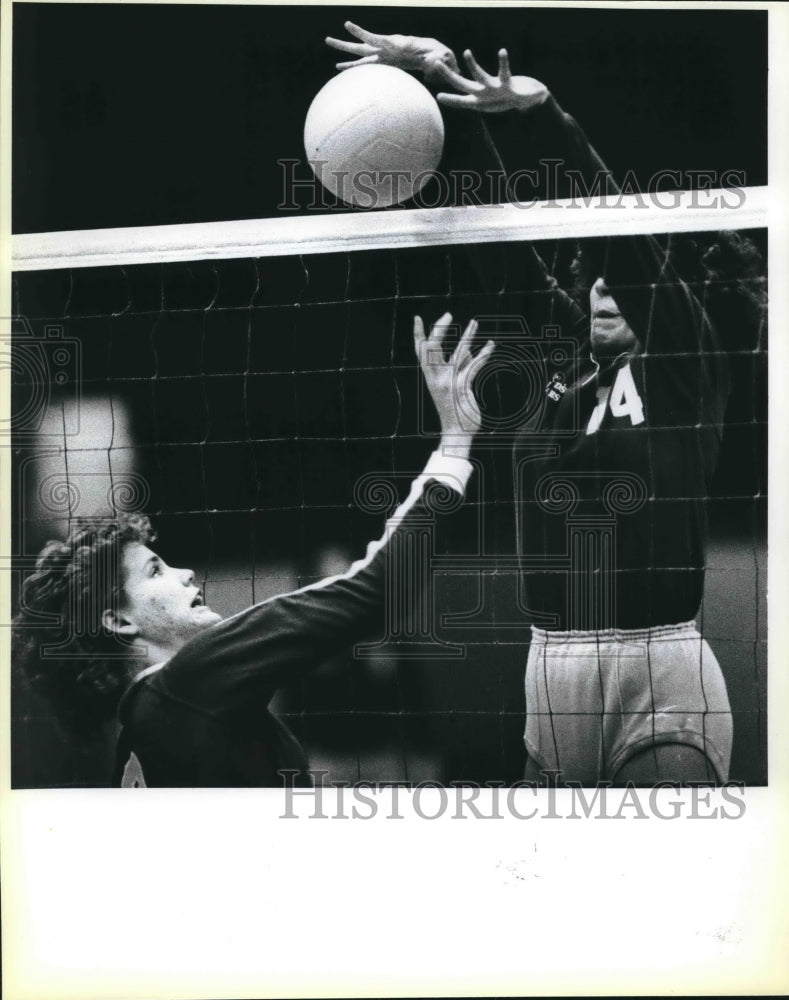 1985 Press Photo Lourdes Nicholls, St. Mary&#39;s Volleyball Player at College Game- Historic Images