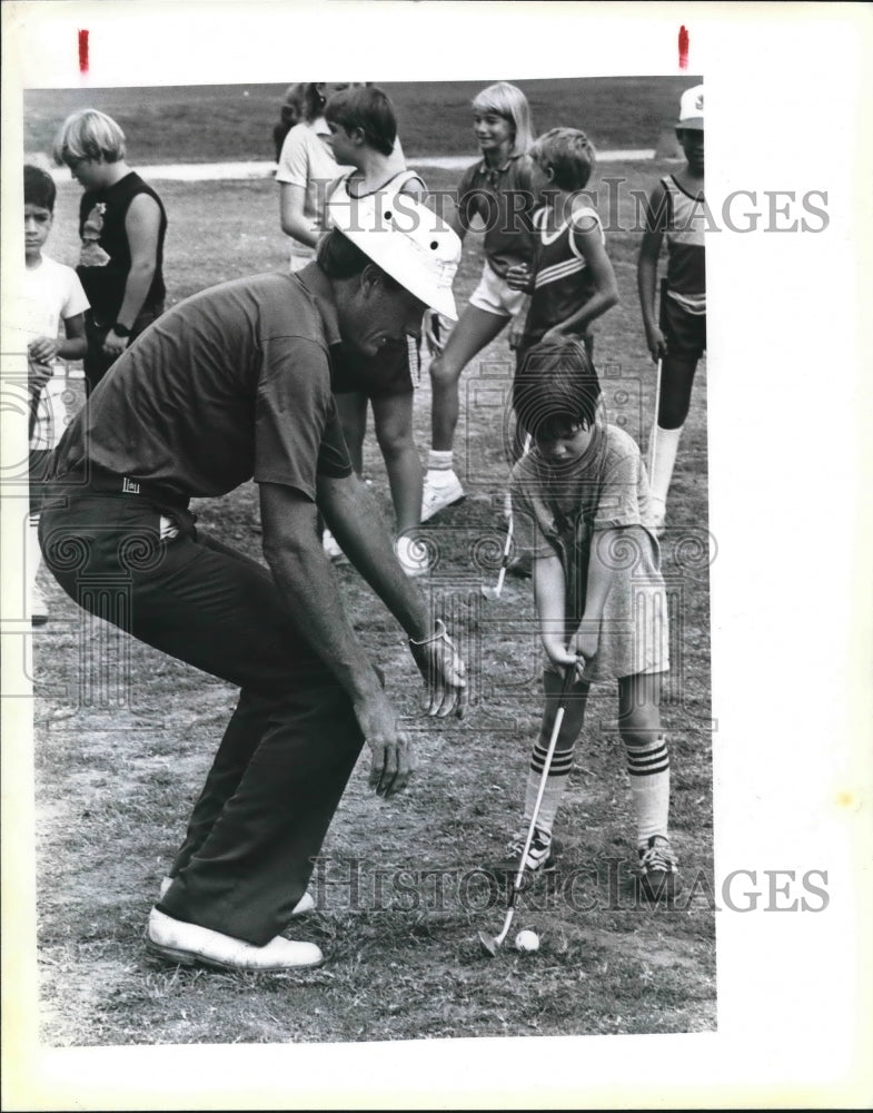 1983 Press Photo Professional Golfer Jim Barker Coaches Sean McIntyre- Historic Images