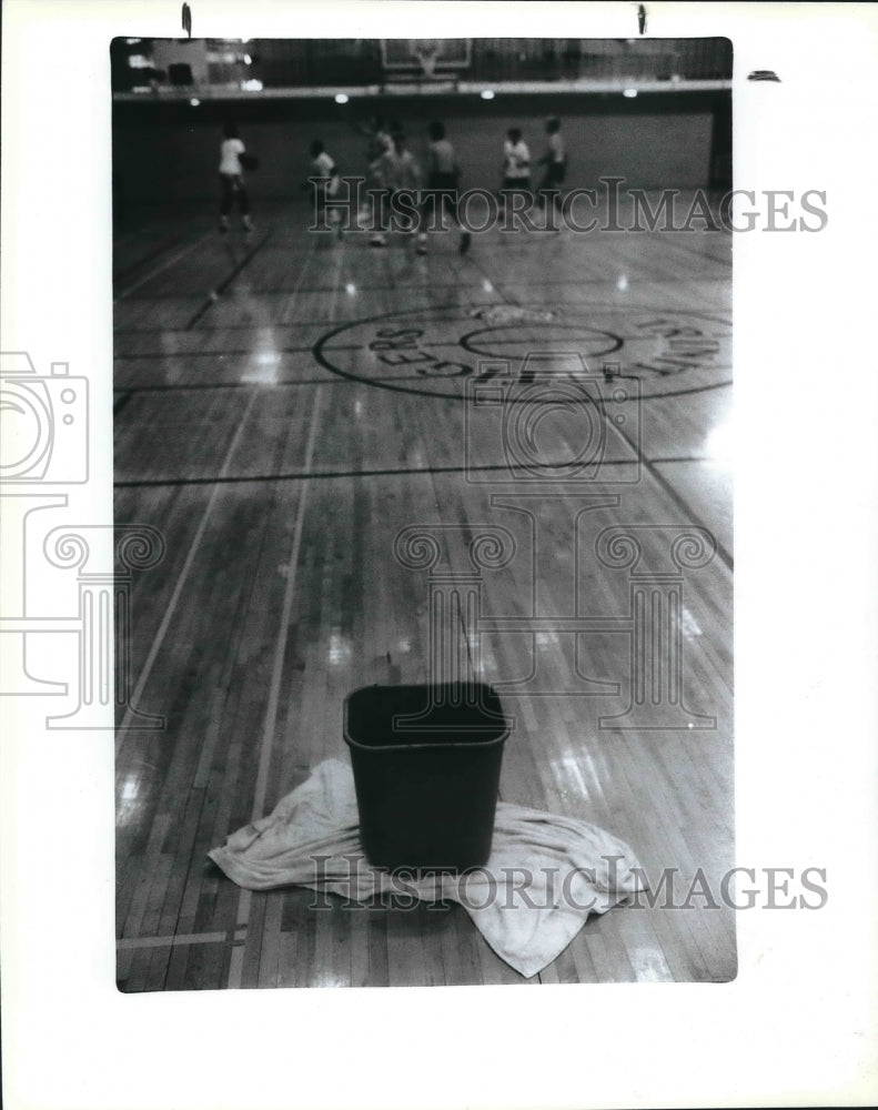 1989 Press Photo Leaky roof at Samm Center Gym over basketball court- Historic Images