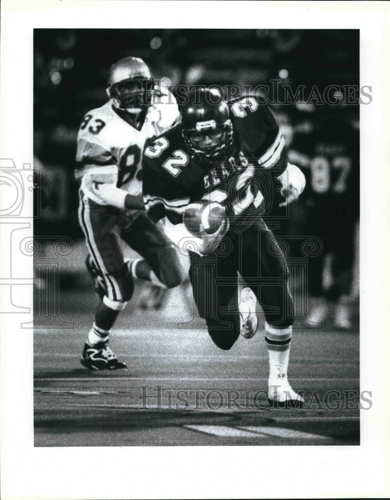 1991 Press Photo Raul Pina, High School Football Player at Game with Lee- Historic Images