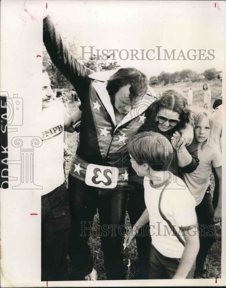 1978 Press Photo Stuntman &quot;Even&quot; Steven Baker with Fans - sas03599- Historic Images