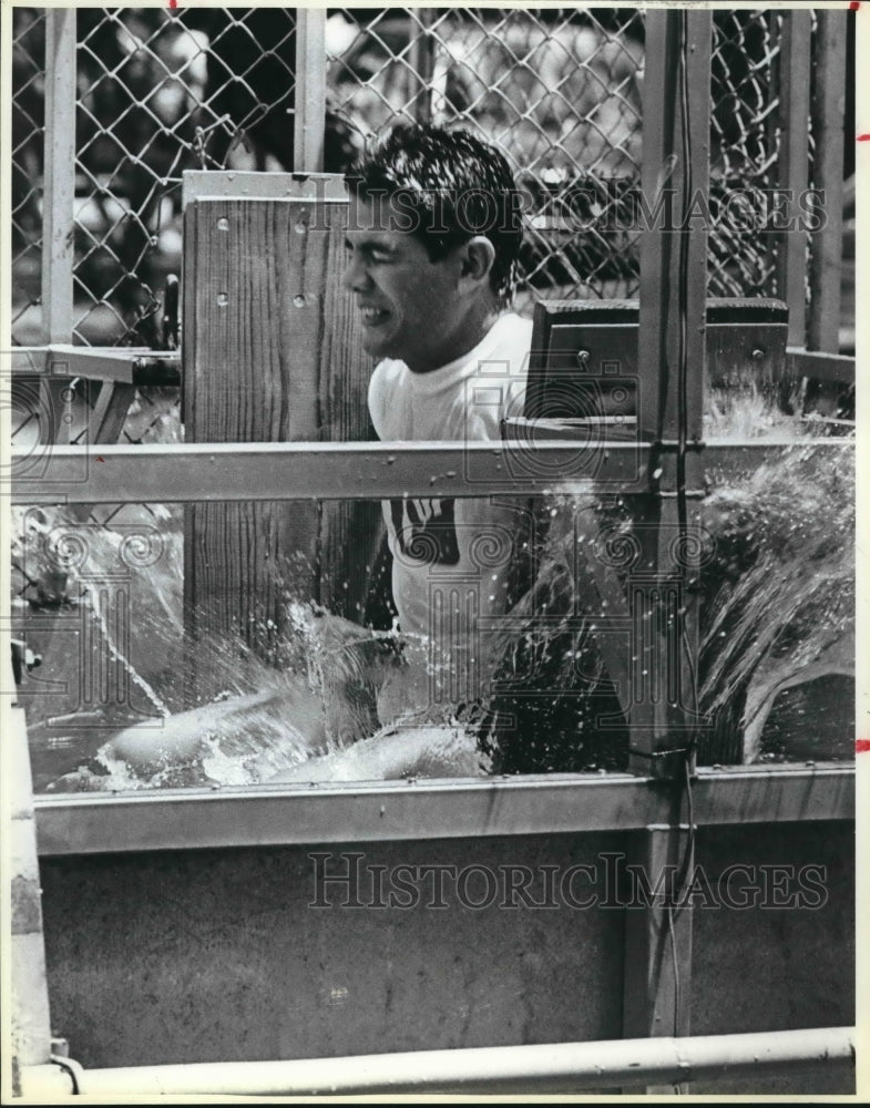 1985 Press Photo Boxer Mike Ayala Dunked at McAllister Park Sun Fun Games- Historic Images