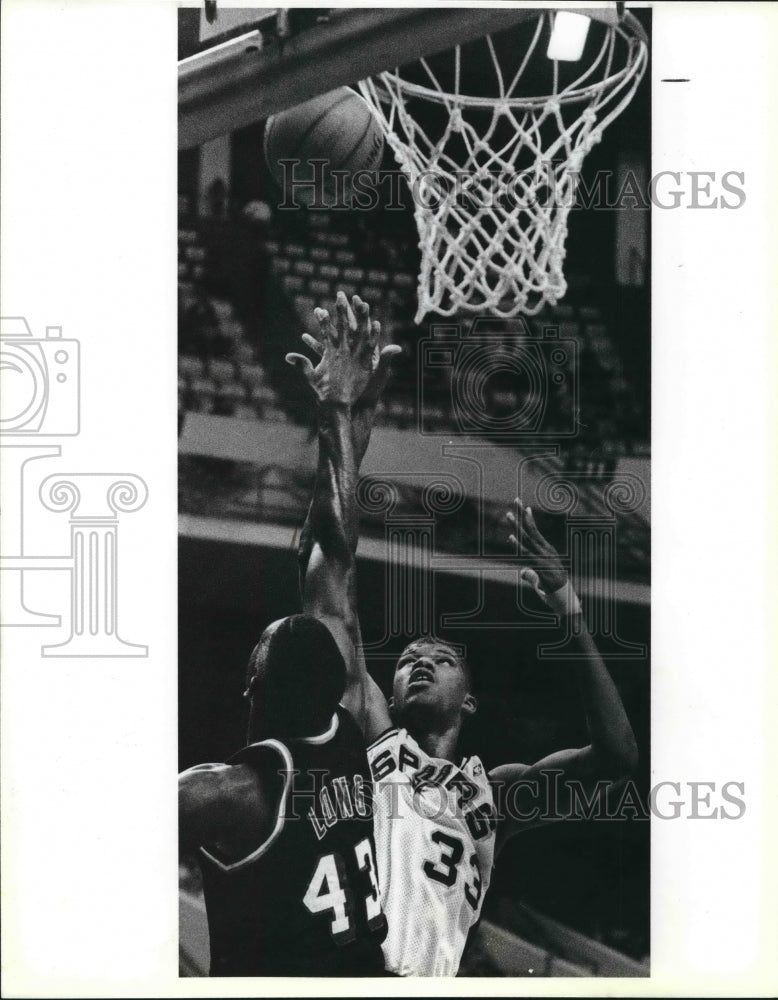 1989 Press Photo Greg Anderson, San Antonio Spurs Basketball Player at Heat Game- Historic Images
