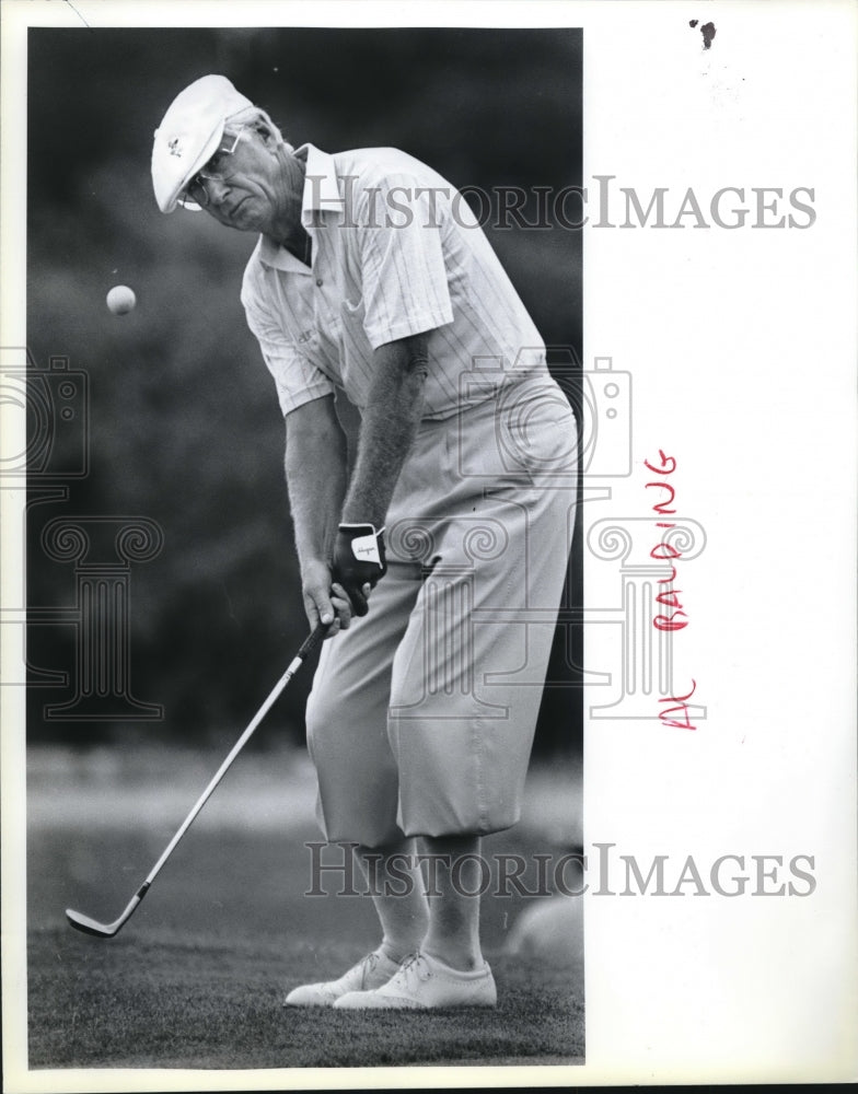 1985 Press Photo Golfer Al Bolding Takes a Chip Shot at Dominion Country Club- Historic Images