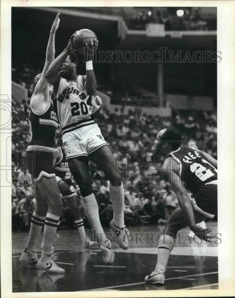 1983 Press Photo Gene Banks, San Antonio Basketball Player at Cleveland Game- Historic Images