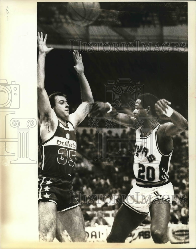 1983 Press Photo Basketball Players Kevin Grevey and Gene Banks at Spurs Game- Historic Images