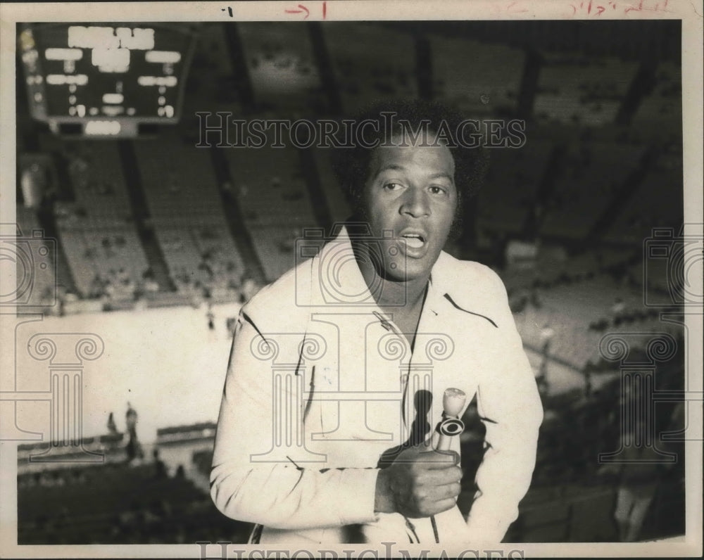 Press Photo Elgin Baylor at Basketball Arena - sas03708- Historic Images