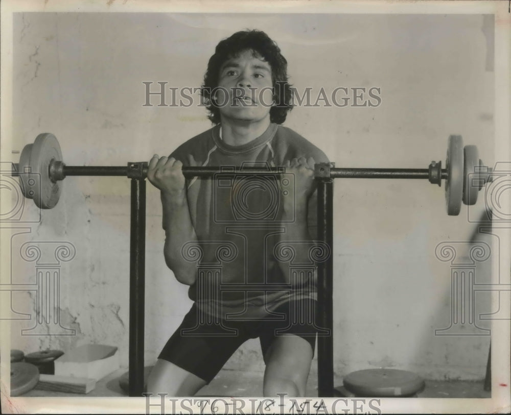 1974 Press Photo Boxer Ruben Olivares lifts weights during training - sas03749- Historic Images