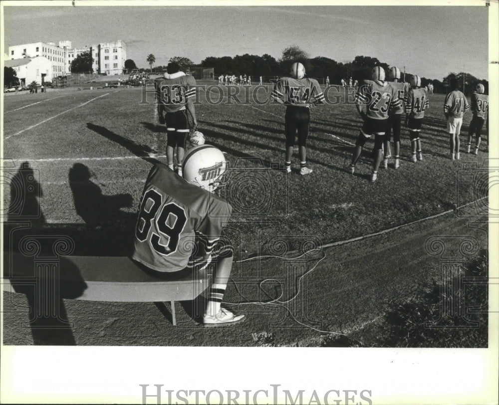 1987 Press Photo High School Football Players at MacArthur Field Sidelines- Historic Images