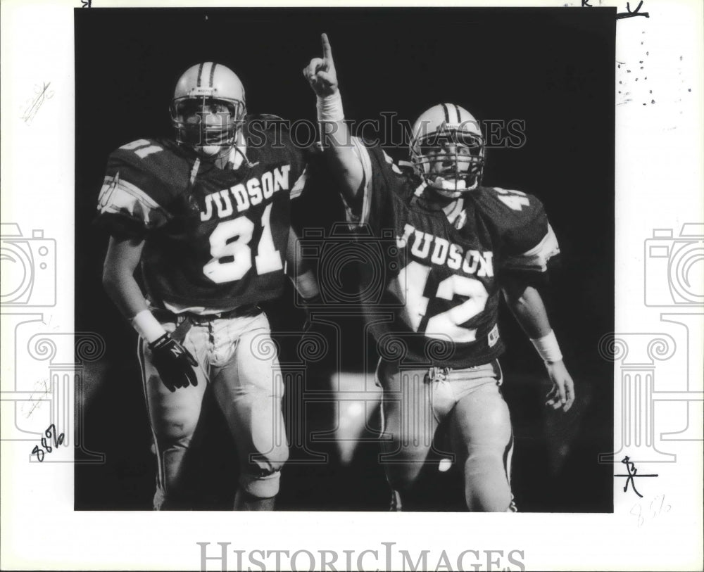 1990 Press Photo Judson High School Football Players at Game with Clark- Historic Images