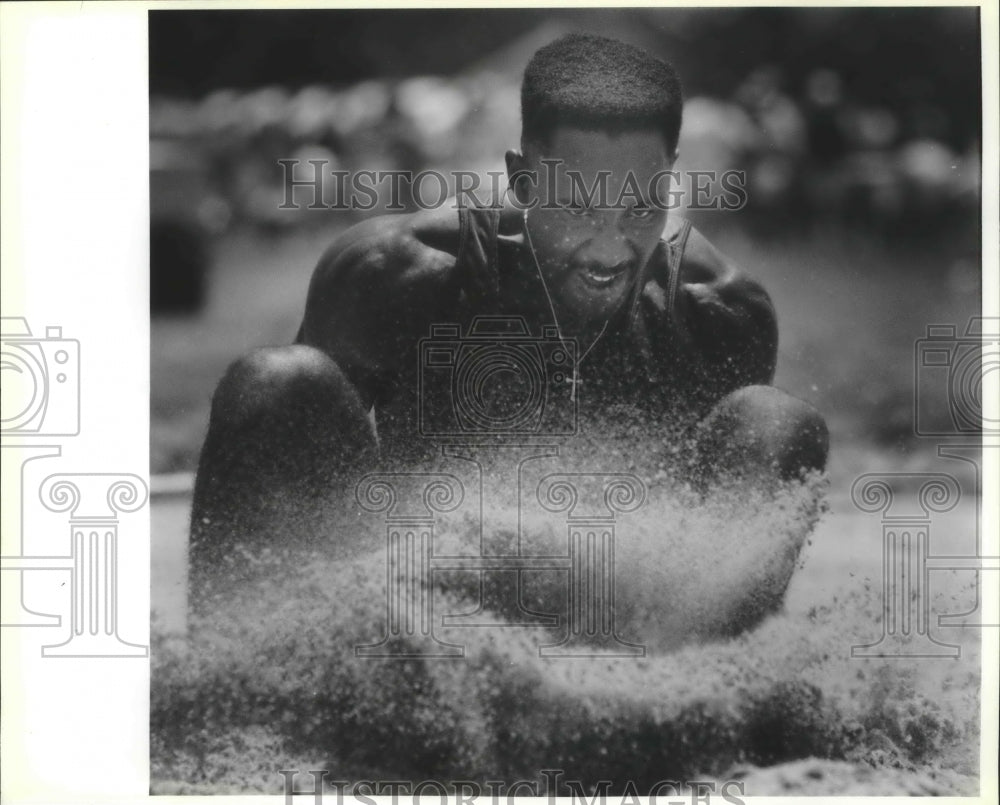 1990 Press Photo Gordon McKee, Southwest College Track Long Jumper - sas03895- Historic Images