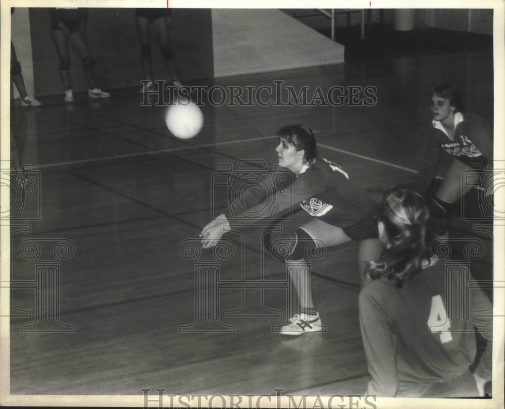 1983 Press Photo Cecilia Lange, Darlene Beeson, Cheryl Ball, College Volleyball- Historic Images