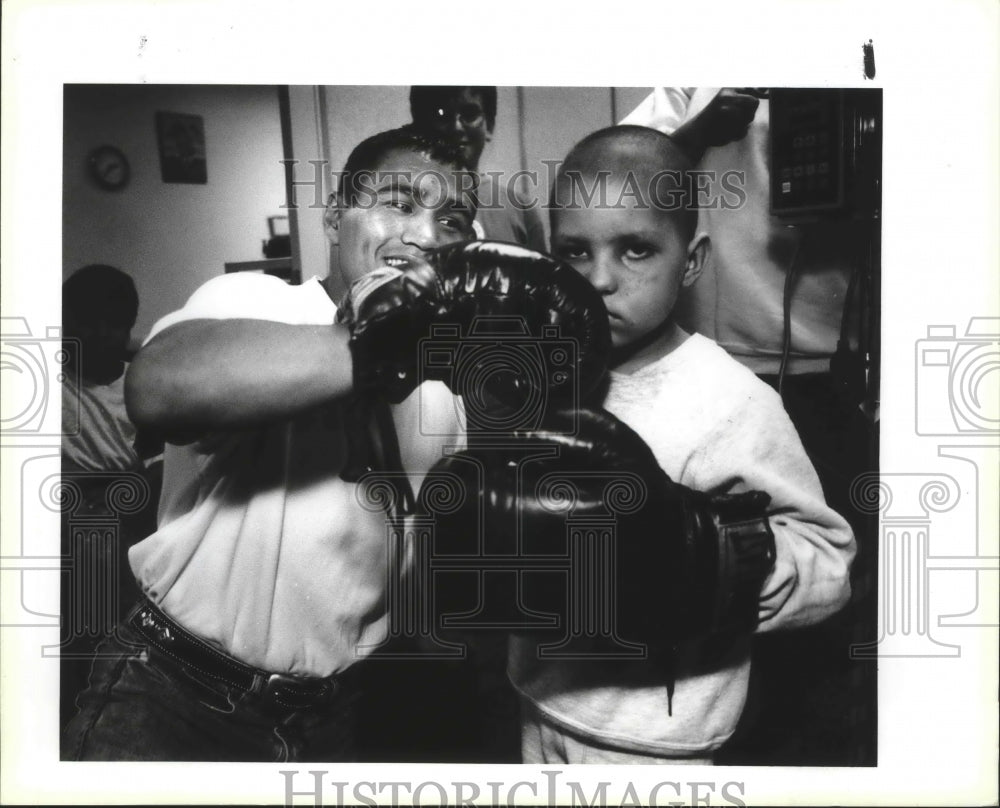 1993 Press Photo Boxer "Jesse" James Leija at Santa Rosa Children's Hospital- Historic Images