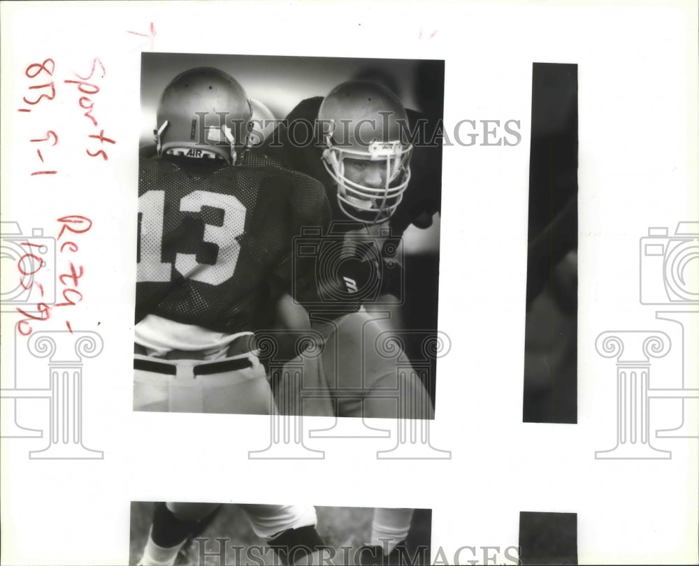 1992 Press Photo Carlos Reza takes handoff from Jaime Martinez football practice- Historic Images