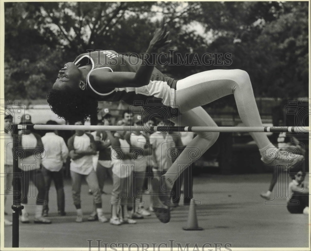 1985 Press Photo Sharon Lewis, Judson High School High Jumper at Track Meet- Historic Images