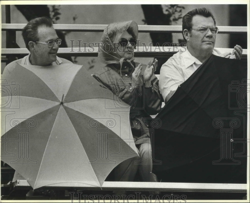 1986 Press Photo Spectators at Benson & Hedges Golf Invitational Senior Tour- Historic Images