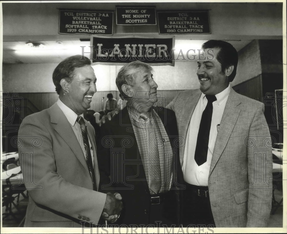 1985 Press Photo Santos Belton Basketball Coach, Frankie LIzcano at Honors- Historic Images