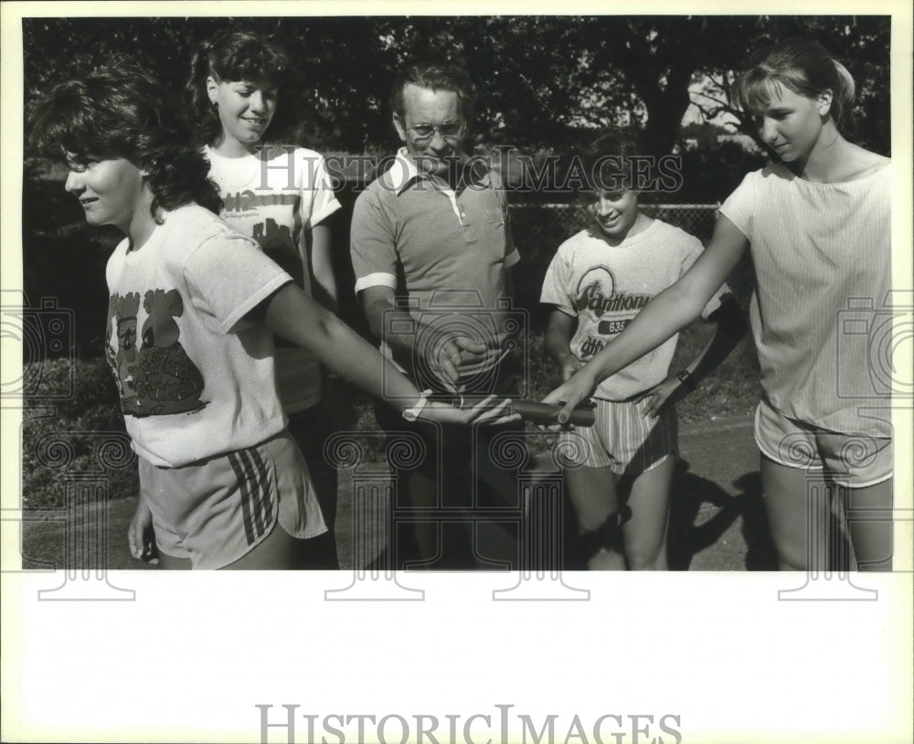 1985 Press Photo Ursline Academy Girls Track Runners with Dr. Joe Whitley- Historic Images