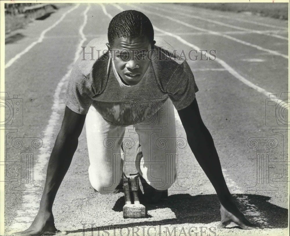 1985 Press Photo Chris McNeil, Sam Houston High School Track Runner - sas04211- Historic Images