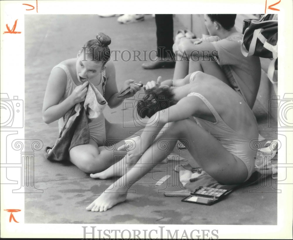 1989 Press Photo Jolie Taylor &amp; Emily Marsh, Sweetwater Dolphins, Northside Pool- Historic Images