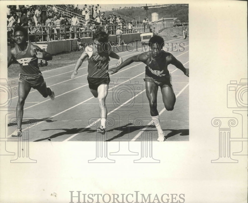 1972 Press Photo Track Runners at Alamo Relays Finish Line - sas04241- Historic Images